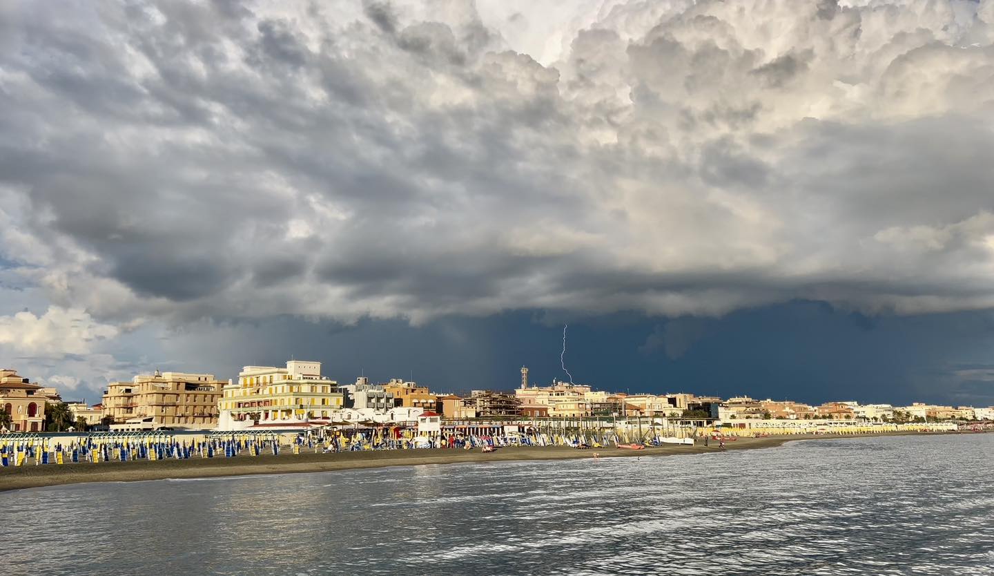 Le nuvole su Ostia: quando il cielo racconta il tempo